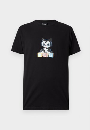 Svart bomull T-skjorte med en tegneserie-katt grafikk i blått og hvitt, som holder fargerike klosser med bokstavene "HUF." Korte ermer, klassisk passform.