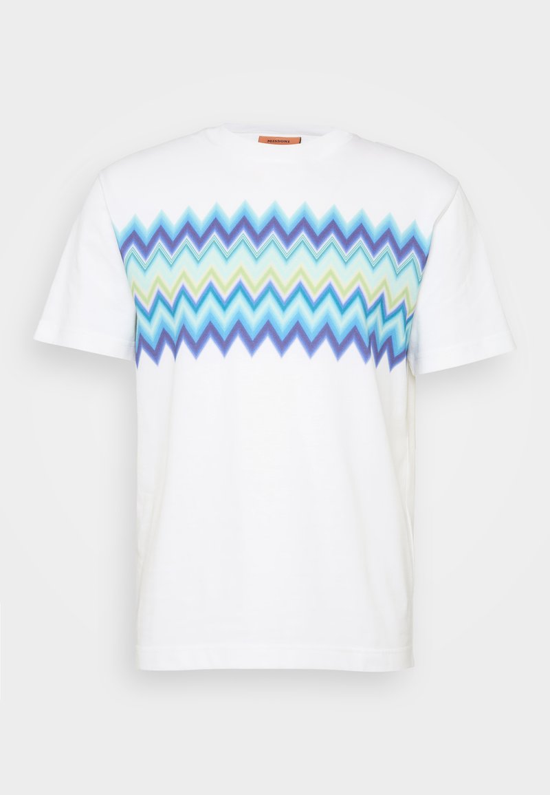 Weißes Baumwoll-T-Shirt mit einem Zickzackmuster in Blau, Grün und Hellblau über der Brust. Rundhalsausschnitt und kurze Ärmel.