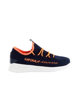 Marineblauwe en oranje Kaporal sneaker met witte zool, gebreide bovenkant, veterlussen en bedrukte coördinaten aan de zijkant.
