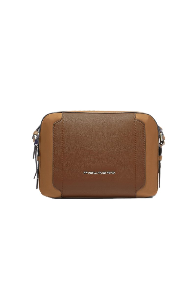 Braune Leder-Umhängetasche mit strukturierter Oberfläche, mit silbernem Logo, Reißverschluss und glatten Kanten. Inklusive verstellbarem Riemen.