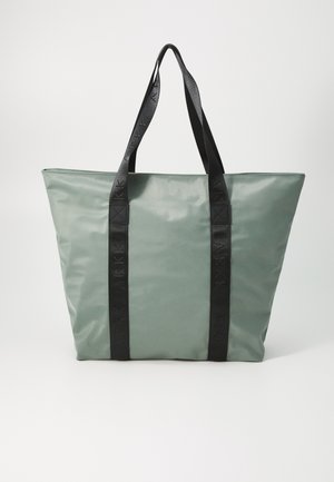 Zöld nylon bevásárlótáska fekete márkajelzésű pántokkal. Tágas téglalap alakú és sima tapintású, mindennapi használatra alkalmas.