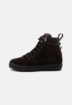 Zapatilla alta de ante negro con cremallera lateral, cordones, cuello acolchado en el tobillo y suela de goma texturizada sobre fondo blanco.