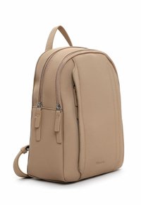 Beeži värvi taimse nahaga seljakott, millel on stiilne, ristkülikukujuline kuju, topelt lukustussüsteem ja kehale õrnalt rõhutatud õmblused.