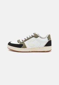 Valge ja oliivroheline sneaker mustade sametaktsentidega, ümar varvas, tekstureeritud kummitald ja logo detail külgedel. Valged paelad.