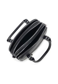 Zwarte leren handtas met twee handvaten, drie open ritscompartimenten en zilveren ritsdetails tegen een witte achtergrond.