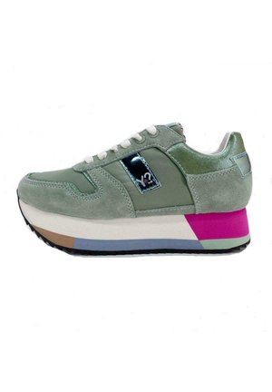 Sneaker in camoscio verde con suola a strati e dettagli in viola, blu e marrone. Design con lacci e pannelli laterali riflettenti.