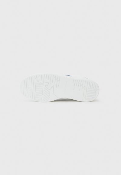 Vit sneakersula med en strukturerad gummiyta, med diagonala räfflor och varumärkesdetalj. Minimalistisk design utan synliga färgaccenter.