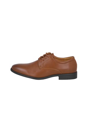 Zapato de vestir para hombre de cuero marrón con cordones cerrados, puntera redondeada y suela negra, mostrado desde el lado exterior sobre un fondo blanco.