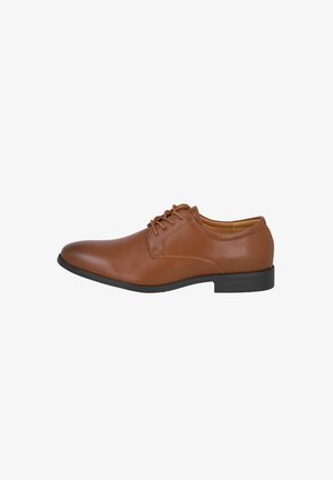 Zapato de vestir para hombre de cuero marrón con cordones cerrados, puntera redondeada y suela negra, mostrado desde el lado exterior sobre un fondo blanco.