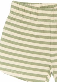 Svetlo zelene in kremne kratke hlače z črtami, narejene iz rebraste tkanine, z elastičnim pasom in čistimi detajli šivanja.
