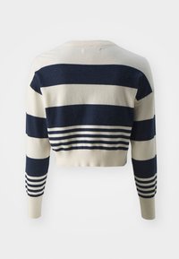 Pull coupé présentant des rayures horizontales alternées bleu marine et crème, avec un col et des poignets côtelés, un tissu texturé et des détails rayés.