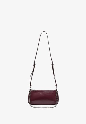 Borsa in pelle bordeaux con una forma rettangolare slim, manici in catena e pelle, dotata di chiusura con zip e finitura lucida.
