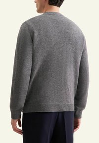 Szary sweter na drutach z prążkowanymi mankietami i obrębem, z okrągłym dekoltem i strukturalnym wykończeniem, widziany od tyłu.