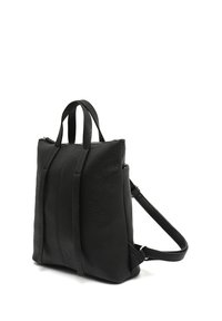 Mochila de cuero negro con acabado texturizado, dos asas superiores, correa ajustable y cierre de cremallera. La forma rectangular mejora la funcionalidad.