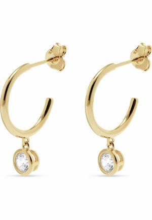 Guld hoops øreringe med en vedhæng indeholdende en klar, rund ædelsten, glat metaloverflade og en sikker lukning.
