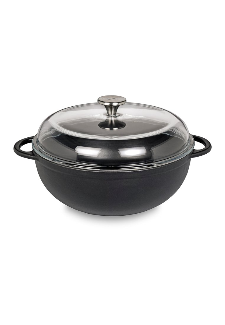 Casserole en fonte noire avec couvercle en verre transparent, bouton en acier inoxydable, forme arrondie et poignées sur les côtés pour une prise en main facile.