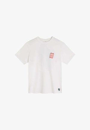 T-shirt blanc à manches courtes, col rond, présentant un petit graphique rouge sur la poitrine et un détail de logo vert sur l'ourlet.