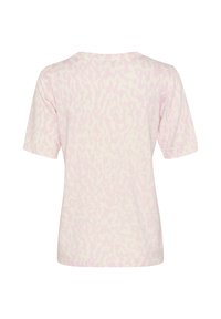 T-shirt rose clair à manches courtes présentant un motif léopard texturé subtil. Encolure ronde avec une coupe décontractée.