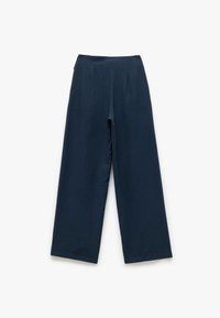 Brede broek van donkerblauwe stof met een zachte textuur, voorzien van een hoge taille en een minimalistisch ontwerp zonder zichtbare sluitingen.
