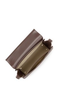 Borsa a tracolla in pelle marrone con pattina aperta, che mostra la fodera interna beige e un compartimento con zip all'interno.