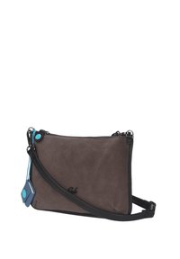 Borsa a tracolla in pelle scamosciata grigia con dettagli neri, chiusura con cerniera e un ciondolo blu removibile. Presenta una forma rettangolare sottile.