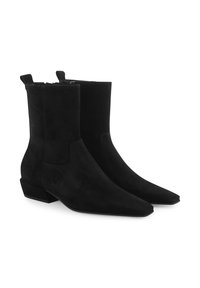 Zwarte suède enkelboots met een spitse neus, taps toelopend design, lage blokhak en zijrits, voorzien van trekflappen bij de enkel voor gemakkelijke instap.