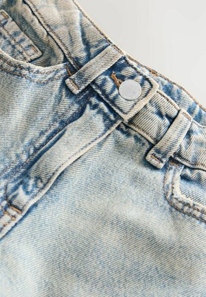 Shorts din denim de culoare albastru deschis, cu talie înaltă, având cusături portocalii, închidere cu buton metalic și buzunare frontale. Textură distresată vizibilă.