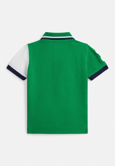 Πόλο μπλούζα με πράσινο πλεκτό σώμα, λευκά κοντά μανίκια και ναυτικό μπλε λεπτομέρειες στο γιακά και τις μανσέτες των μανικιών. Υφή υφάσματος.