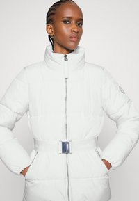 Calvin Klein LOFTY BELTED JACKET - Casaco leve - ecru