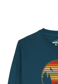 Teal katoenen sweatshirt met een ronde grafische print van een zonsondergang, bomen en een vogel in warme kleuren. Rondhals en geribde manchetten.