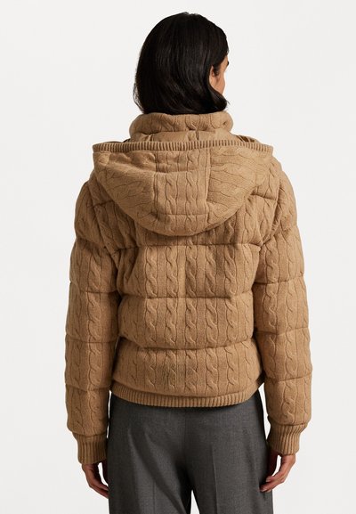 Bežna puffer jakna s pletenim vzorcem, kapuco in rebrastimi manšetami. Sprednji del prikazuje oprijet silhueto in kviltane podrobnosti.