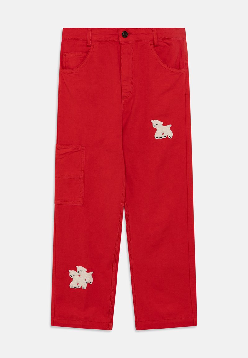 Pantalon en coton rouge avec une coupe droite. Dispose de deux poches avant, d'une poche cargo sur le côté et d'accents brodés d'ours polaire.