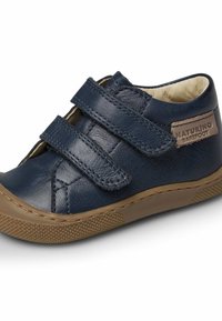 Námořnické kožené boty se dvěma suchými zipy, zaoblenou špičkou, texturovaným svrškem a hnědou gumovou podrážkou s tečkovaným vzorem pro lepší přilnavost.