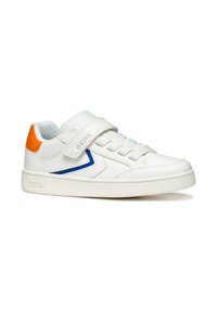 Sneaker en cuir blanc avec des accents bleus et orange, dotée d'une large sangle, d'un design à lacets et d'une semelle en caoutchouc texturé. Marque Geox visible.