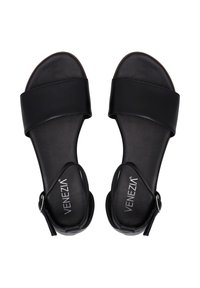 Schwarze Ledersandalen mit breiten Riemen, einem offenen Zehen-design und einem einzigen Knöchelriemen mit silberner Schnallenverschluss.