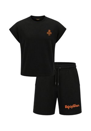 Set composto da crop top nero a maniche corte e pantaloncini con coulisse, con logo arancione "RefrigiWear" sui pantaloncini e piccolo disegno abbinato sul petto.