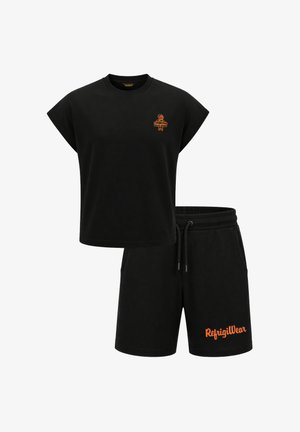 Set composto da crop top nero a maniche corte e pantaloncini con coulisse, con logo arancione "RefrigiWear" sui pantaloncini e piccolo disegno abbinato sul petto.