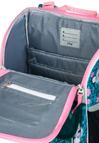 Isolierte Kühltasche in Rucksackform mit pinken Reißverschlüssen, grauem Innenfutter, mehreren Innentaschen und floralem Panda-Print auf der Außenseite.