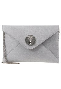 Srebrna kopertówka z teksturowanej tkaniny, z błyszczącym, okrągłym zapięciem i odpinanym łańcuszkowym paskiem. Kompaktowy, prostokątny kształt.