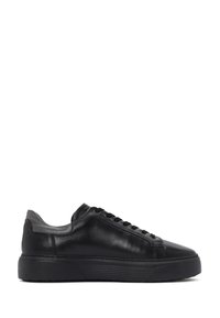 Zapatilla negra de cuero con punta redondeada, suela de goma plana y parte frontal con cordones. Presenta una textura suave y sutiles detalles de costura.