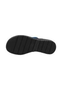 Suola di scarpa in gomma nera con superficie testurizzata, caratterizzata da scanalature orizzontali per una maggiore aderenza. Forma leggermente curvata, senza marchi visibili.
