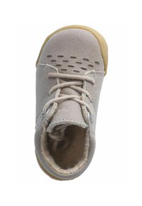 Zapato de fieltro gris claro con puntera redondeada, diseño con cordones y orificios de ventilación en la parte superior. Suela de goma y forro interior suave visibles.