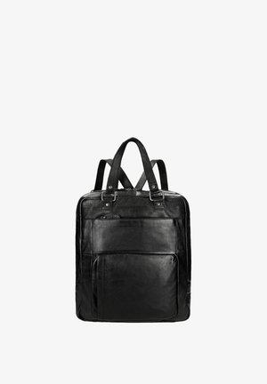 Czarny skórzany plecak z dwoma górnymi uchwytami, regulowanymi paskami na ramiona, przednią kieszenią na zamek oraz gładką teksturą.