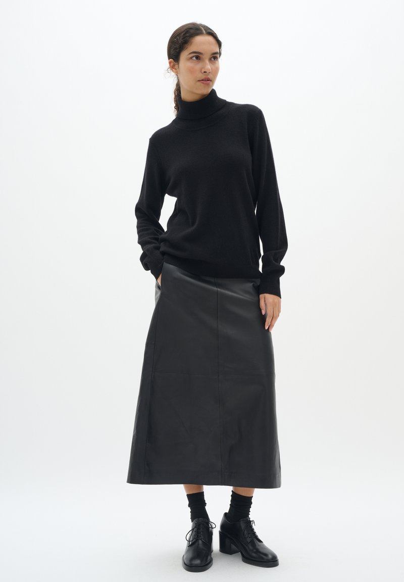 Kokrakli rus fohishasi avval dush oladi, keyin esa karavotda sikiladi.