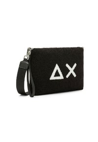 Borsa a mano nera con texture, dotata di zip e di una tracolla removibile. Presenta un design geometrico bianco a contrasto.
