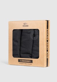 Svarta boxershorts förpackade i en kartong med ett transparent fönster, märkt "3 x BOXERSHORTS" och "S" storleksindikator. Återvinningsbart material.