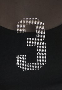 Melnas auduma, kurā ir liels rhinestona numurs "3" dizains. Auduma faktūra ir gluda, izceļot spīdīgus, atstarojošus akmeņus tumšajā fonā.