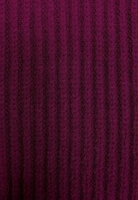 Tkanina o fakturze w ciemnym magencie z pionowymi żebrowanymi wzorami; miękka, lekko puszysta powierzchnia z różnymi odcieniami podświetleń kolorów.