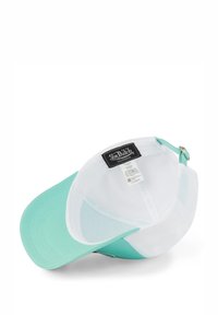 Una gorra de béisbol de color verde menta con una parte trasera de malla blanca, que lleva una etiqueta negra con la inscripción "Von Dutch" y una correa ajustable. La visera es plana y lisa.