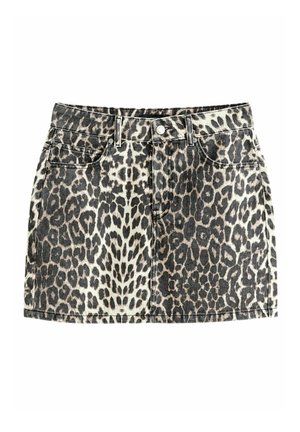 Denim mini nederdel med sort og hvid leopardprint, bæltestropper, knap foran og to forlommer.